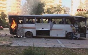 Türkiyədə polis avtobusu partladıldı - 12 yaralı - VİDEO