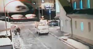 Avtomobil təyyarə kimi evin üzərinə düşdü - VİDEO