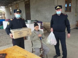 Saatlı polisi maddi imkanı zəif olan sakinlərə sovqatlar paylayıb - FOTO