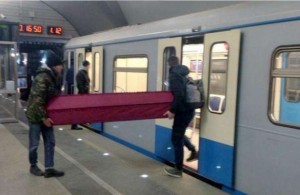 Bu gənclər metroya tabutla mindilər - VİDEO
