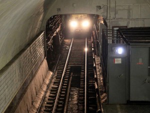 Metroda qatarlar yenə tuneldə qaldı