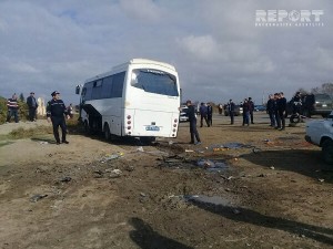 Salyanda avtobusla minik avtomobili toqquşub, xəsarət alanlar var