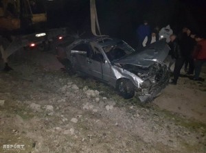 Ucarda minik maşını yoldan çıxaraq aşıb - FOTO