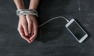 Telefonu əlindən yerə qoymayan qızın barmaqları bükülmür - VİDEO