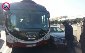 “BakuBus”ın avtobusu qəzaya səbəb oldu - FOTO