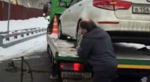 Sürücü avtomobilini evakuatordan düşürüb qaçdı - VİDEO