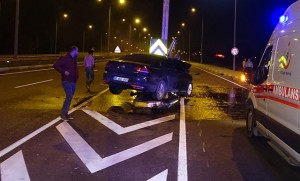 Arakəsmələrə çırpılan maşın havada asılı qalıb - FOTO