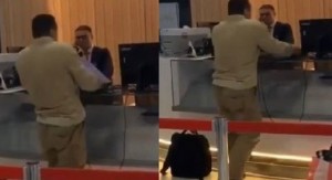 Ərəb turist aeroportda xanım işçini belə döydü - VİDEO