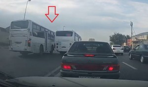 Əks yola çıxaraq bir-biri ilə ötüşən avtobus sürücüləri - VİDEO