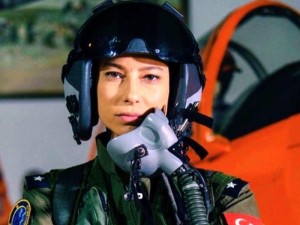 "Savaşçı"nın pilotunun bikinili FOTOsu