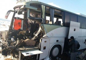 Yük maşını avtobusla toqquşdu: 30 yaralı