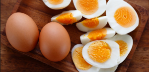 Bakıda qeyri-adi hadisə: yumurtanın içindən top çıxdı - VİDEO