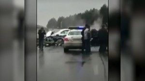 Hacıqabulda yol polisi maşını dəmir maneəyə çırpıldı 99 - YP - 870 - VİDEO
