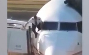 Pilot təyyarəyə pəncərədən girdi - VİDEO