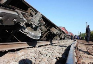 Yük qatarı çaya aşıb