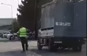 Postda yol polisinin üzərinə maşın sürən sürücü həbs edildi - VIDEO