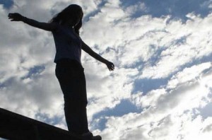 Sevgilisi ilə dalaşan qadın özünü binadan atıb - Bakıda