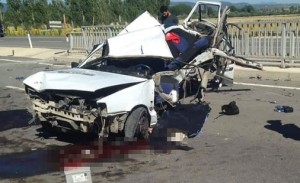 Avtomobil körpüyə çırpıldı: iki hissəyə bölündü - FOTO