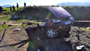 İki avtomobil toqquşdu: biri iki hissəyə ayrılıb - FOTO
