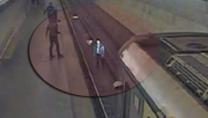 Metroda relslərin üzərində poza verən sərnişini az qala qatar vuracaqdı - VİDEO