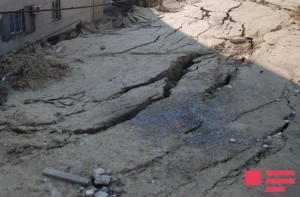 Avtomobil yolunda çökdü - Bakıda