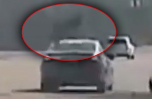 Maral hərəkətdə olan avtomobilin üzərindən belə "uçdu" - VİDEO