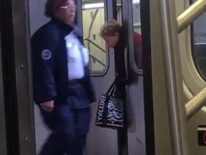 Qadının başı metroda qapıda qaldı – FOTO+VİDEO