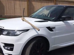 İşçi müdirinin 110 min dollarlıq "Range Rover"ini külünglə deşdi - VİDEO