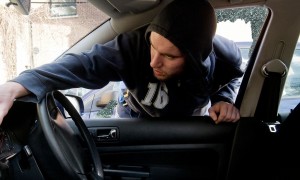 Bakıda gənc oğlan valideyninin maşınını qaçırıb, ata polisə şikayət edib