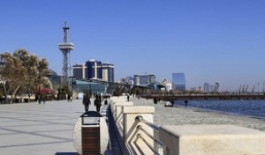 Polis bulvarda özünü öldürmək istəyən qızın həyatını xilas etdi