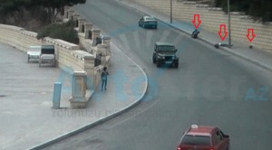 Bakıda motosiklet aşdı, sürücü işıq dirəyinə çırpılıb öldü - REAL VİDEO