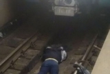 Metroda faciə: Özünü metro qatarının altına atdı – FOTO