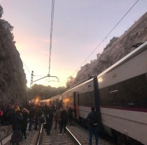 İki qatar toqquşdu: ölən və yaralananlar var - FOTO