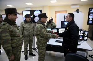 Nazir cəbhədə zirehli texnikaların döyüş qabiliyyətini yoxlayıb - FOTO