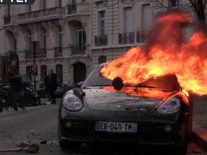 Dəhşətli görüntülər: Etirazçılar "Porsche"ni yandırdılar - VİDEO