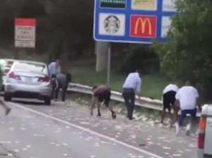 ABŞ-da dollar "yağışı" - VİDEO