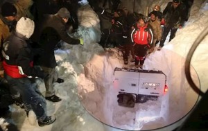 Vanda mikroavtobus qar uçqununun altında qaldı: azı 5 ölü, 7 yaralı - FOTO