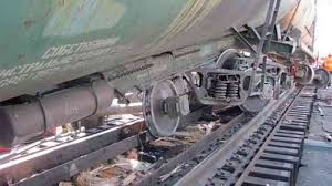 8 yük vaqonu relsdən çıxaraq aşıb - FOTO