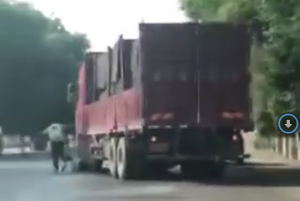 "Kamaz" onu qovan yol polisinin üstündən keçdi - VİDEO +16 