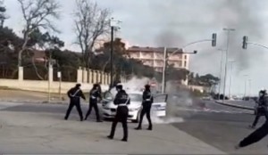 Bakıda yol polisi maşını belə yandı - VİDEO