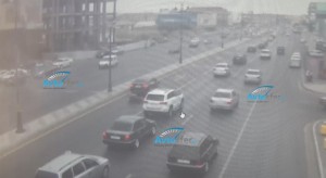 Maşınların arasından yolu keçən gənc qadını avtomobil belə vurdu - REAL VİDEO