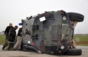 Əsgərlərin olduğu zirehli maşın aşdı: 13 nəfər xəsarət alıb - FOTO