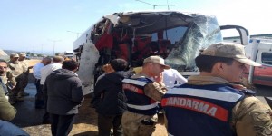 Sərnişin avtobusu yük maşınına çırpıldı: 20 yaralı - FOTO