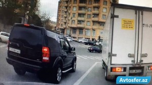 Yol polisinin gözü önündə “protiv” gedən “AA” seriyalı maşın - VİDEO