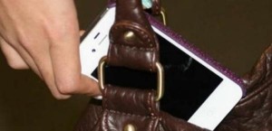 Metroda qadının telefonu oğurlandı