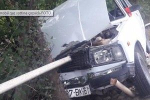 Avtomobil qaz xəttinə çırpıldı - FOTO