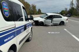 Bakı–Qazax yolunda maşın beton səddə çırpılıb, xəsarət alan var - FOTO   
