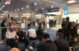 Aeroportda sərnişinlər təyyarədən təxliyyə olunub - VİDEO