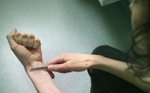 Qubada gənc qız damarlarını kəsərək intihara cəhd edib