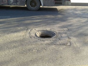 Sərnişin avtobus kanalizasiya quyusuna düşdü:   9 nəfər xəsarət alıb